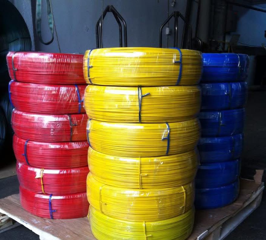 Palet üzerinde renkli PVC kaplı tel kangalları