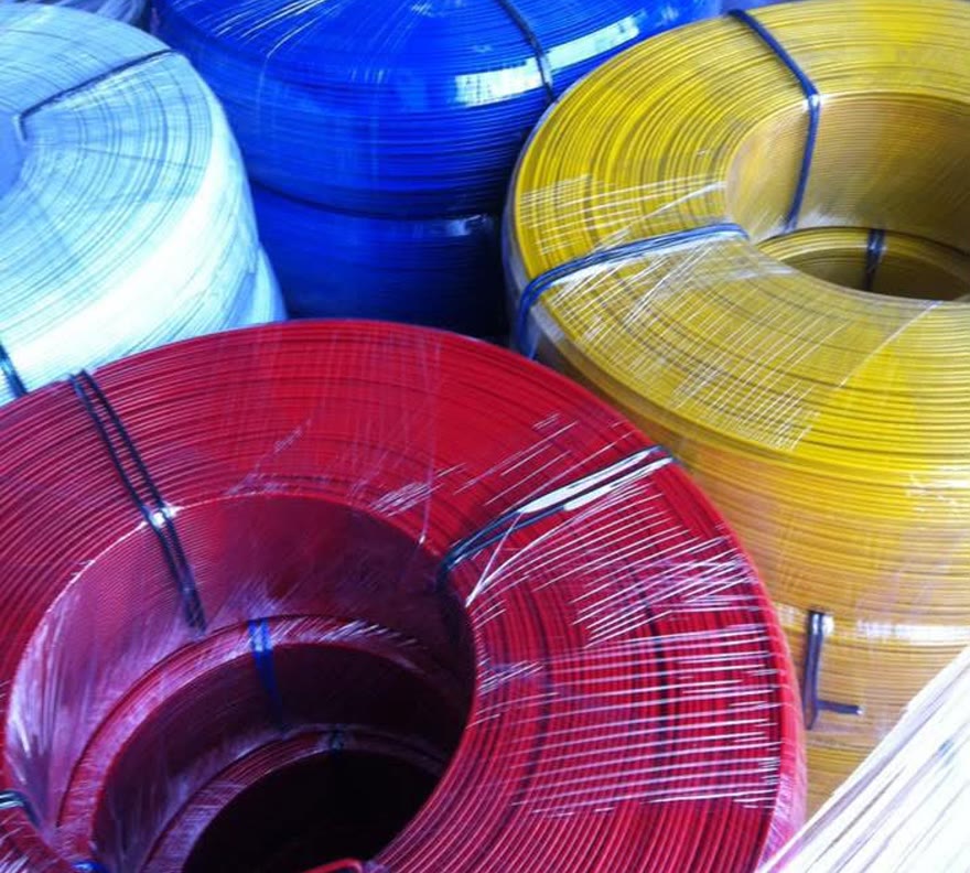 Mavi, sarı, kırmızı ve beyaz PVC kaplı tel
