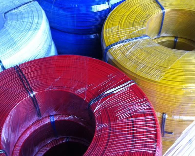 Mavi, sarı, kırmızı ve beyaz PVC kaplı tel kangalları
